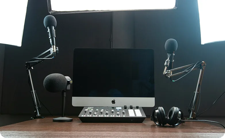 Régie podcast : console, iMac, trois micros et casque