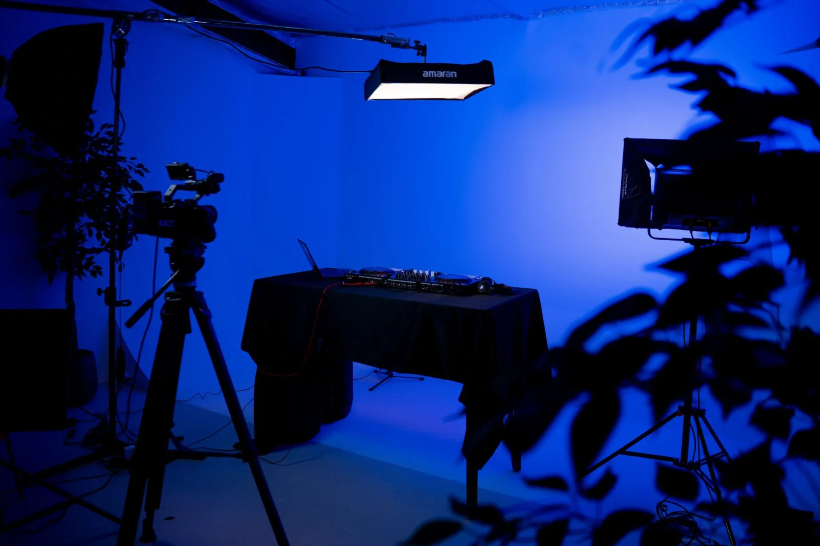 Plateau du studio Pure Vision : caméra, lumières et cyclorama éclairé en bleu